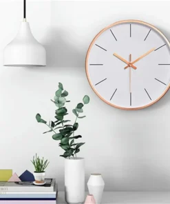 Minimalistisk Hvidt Vægur med Metalramme