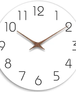 moderne lydløst vægur i træ